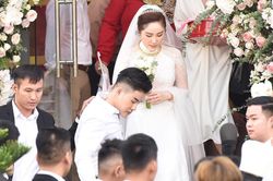 Bảo Thy diện đầm cô dâu xuất hiện trong vòng vây vệ sĩ