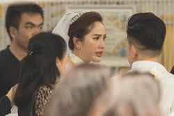 Bảo Thy huy động dàn vệ sĩ và dùng ô che chắn trong lễ cưới