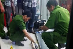Khoảnh khắc đối diện họng súng của tên cướp tiệm vàng ở TP.HCM