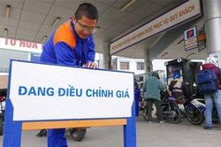 Tăng giá xăng, giảm giá dầu