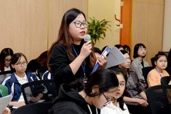 Sinh viên tiếp cận bài giảng thực tế từ doanh nghiệp quốc tế