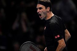 Federer hạ gục Djokovic, vào bán kết ATP Finals 2019 ở tuổi 38