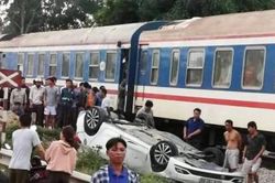 Ô tô bằng qua đường tàu tại Nghệ An, nữ tài xế tử vong
