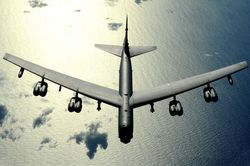 Báo Mỹ nói về sự hiện diện của 'pháo đài bay' B-52 gần căn cứ tàu ngầm Nga