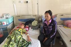 Góa chồng lúc mang thai 6 tháng, người phụ nữ xin ăn khắp bệnh viện nuôi con ung thư não