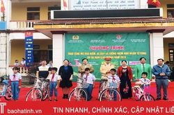 Trao nhiều phần quà ý nghĩa cho học sinh các trường học ở Hà Tĩnh