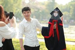 Người yêu không đến chụp ảnh kỷ yếu, nam sinh nghĩ ra ý tưởng 'bá đạo' khiến CĐM cười ngất