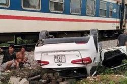 Ô tô bị tàu hỏa đâm trúng, nữ tài xế tử vong tại chỗ