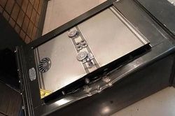 Đưa bạn về nhà trộm két sắt chứa tiền tỷ của cha mẹ