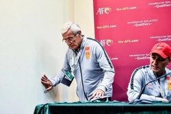Tuyển Trung Quốc quá tệ, HLV Lippi giận dỗi: 'Tôi chẳng thèm lấy tiền nữa'