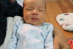 Vợ mất đột ngột, cựu vận động viên Hải Phòng lên mạng xã hội xin sữa mẹ nuôi con