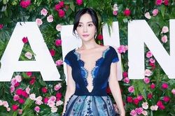 Lý Tiểu Lộ thích diện váy áo khoe vòng một tới sự kiện