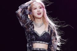 Rosé giữ vòng eo thon và da mặt mịn màng bằng cách nào?