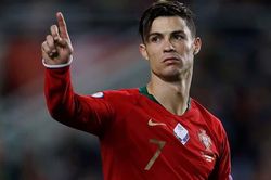 Lập hat-trick vào lưới Latvia, Ronaldo ngầm gửi thông điệp cho HLV Sarri?