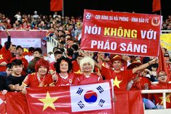 Công an tạm giữ 1 cổ động viên đốt pháo sáng trước trận Việt Nam - UAE