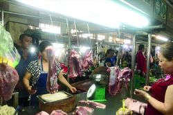Từ chuồng đến chợ: Thịt heo tăng giá gấp đôi