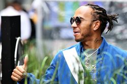 Nhà vô địch F1 Lewis Hamilton chờ thỏa thuận gia hạn từ Mercedes
