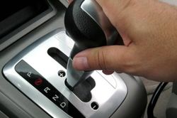 Ô tô dừng đèn đỏ nên về số nào để tiết kiệm nhiên liệu?