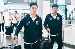 Các cầu thủ Thái Lan cười rạng rỡ đến Việt Nam