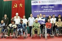 Trao tặng 60 xe lăn cho nạn nhân chất độc da cam