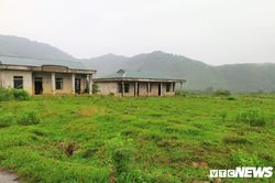Khu tái định cư hàng chục tỷ đồng xây 10 năm chưa xong, dân làng chài ngao ngán dựng nhà tạm ven sông