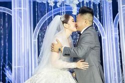 Bảo Thy ngọt ngào hôn chồng trong tiệc cưới