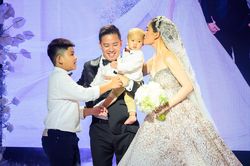 Giang Hồng Ngọc và chồng hôn say đắm trước hai con trong lễ cưới