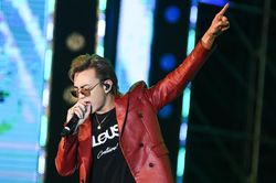 Soobin Hoàng Sơn đãi fan Quảng Ninh loạt hit đình đám