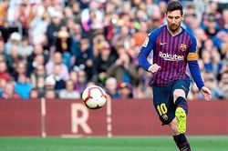 Tìm bí quyết chống lại Messi