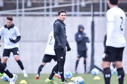 CĐV Việt Nam muốn Kiatisak là 'Pele Đông Nam Á'