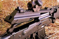 Gian nan đi tìm công thức gắn kính ngắm lên súng trường Kalashikov