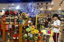 Thị trường dịp 20/11: 'Hoa tự gấp, thiệp tự làm'
