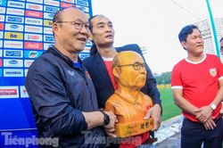 HLV Park Hang Seo nhận món quà bất ngờ trước trận Thái Lan