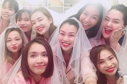 Á hậu Hoàng Oanh cùng hội chị em mở tiệc chia tay đời độc thân