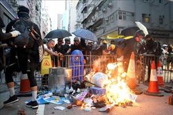 Biểu tình bạo lực tiếp diễn tại Hong Kong