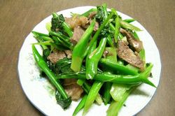Hướng dẫn làm món thịt bò xào ngồng cải