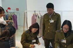 Tạm giữ hơn 400 sản phẩm gắn thương hiệu IFU vi phạm về nhãn hàng hóa