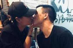 Giữa chốn công cộng, hotgirl Hồng Quế táo bạo 'khóa môi' bạn trai bất chấp mọi ánh nhìn
