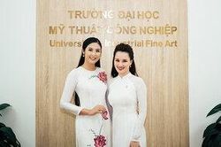 Hoa hậu Ngọc Hân và MC Huyền Châu mặc áo dài trắng nền nã về thăm trường cũ nhân ngày 20/11