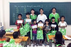 Trao tặng 25 học bổng cho học sinh lớp học tình thương