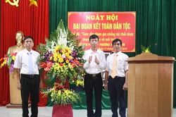 Các đồng chí lãnh đạo tỉnh dự ngày hội đại đoàn kết toàn dân tộc