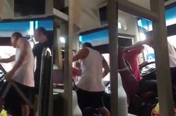 Tranh giành khách, 2 gã côn đồ đấm đá tài xế ngay trên xe