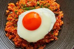 Mùa đông thì phải học ngay người Hàn làm món cơm chiên 'chuẩn chỉnh' này