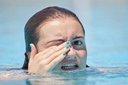 Lý do bị đỏ mắt sau khi bơi