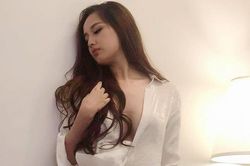 Mai Phương Thúy thích mặc váy áo hở vòng một