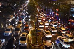 Ôtô kẹt cứng trong chiều mưa Hà Nội