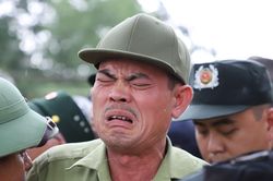 Chờ vé Việt Nam - Thái Lan từ 5h, nhiều người mất chỗ vì đi ăn trưa