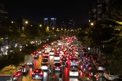 Đường phố Hà Nội tắc cứng trong mưa