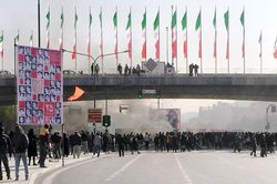Iran bùng phát biểu tình sau quyết định tăng giá xăng dầu