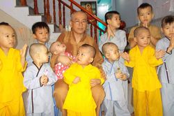 Bán cơm chay nuôi trẻ mồ côi
